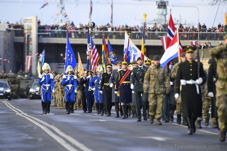 Militārajā parādē piedalījās aptuveni 1700 karavīri, zemessargi, policisti, robežsargi, ugunsdzēsēji un jaunsargi. Par godu Latvijas valsts neatkarība 238699