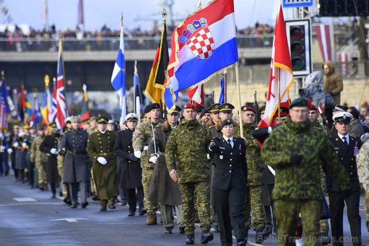 Militārajā parādē piedalījās aptuveni 1700 karavīri, zemessargi, policisti, robežsargi, ugunsdzēsēji un jaunsargi. Par godu Latvijas valsts neatkarība 238700