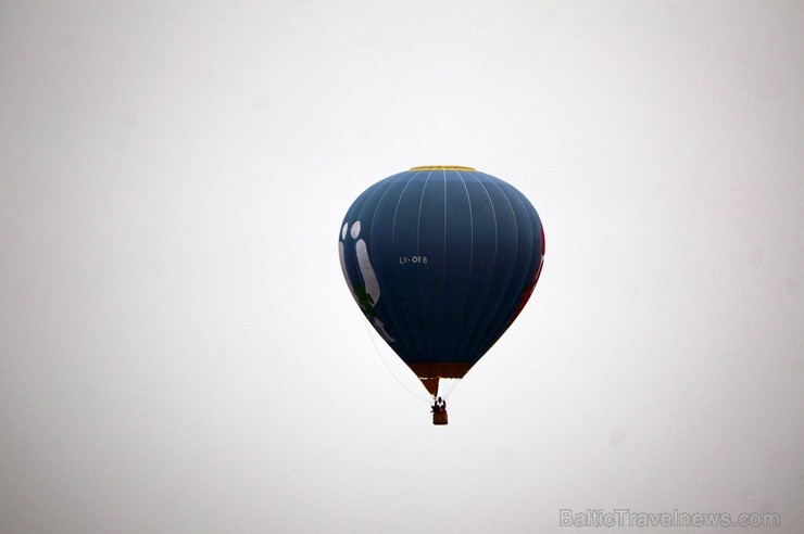 Gaisa balonu piloti Salaspils pusē krāšņi svin cilvēka pirmo sekmīgo lidojumu 239223