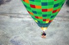Gaisa balonu piloti Salaspils pusē krāšņi svin cilvēka pirmo sekmīgo lidojumu 1