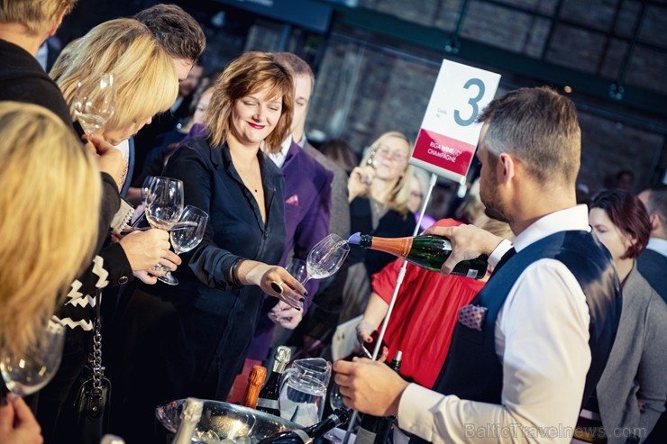 Festivāls Riga Wine & Champagne pulcēja pasaules vadošos vīna ekspertus, lai gardēžiem un vīnmīļiem no visas Baltijas piedāvātu izglītojošas degustāci 239254