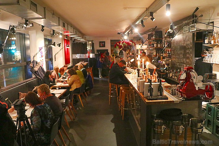 Rīgas restorānā «Vīna studija» Stabu ielā 5.12.2018 māksliniece Elita Patmalniece ir iekārtojusi gleznu personālizstādi 240198