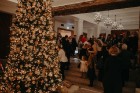 «Grand Hotel Kempinski Riga» kopā ar draugiem un sadarbības partneriem iededz Ziemassvētku egli 1