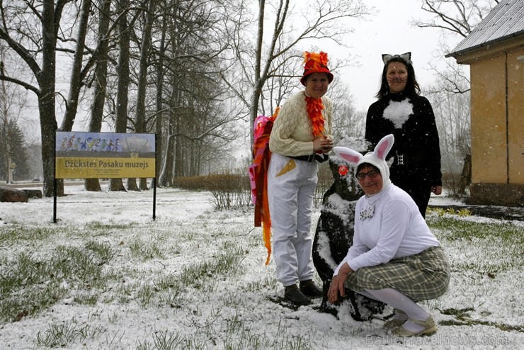 Tukumā radoši gaida Ziemassvētkus, bet Jaunpils pilī pošas Jaunā gada karnevālam 241377