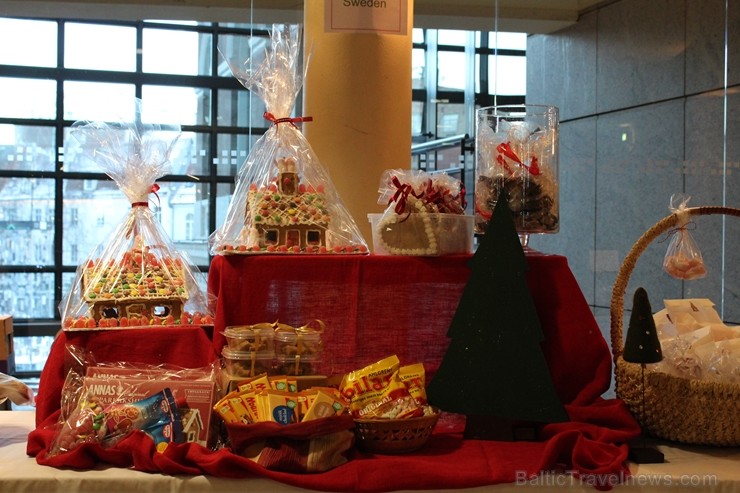 Jau 22. reizi Rīgā norisinājies tradicionālais ārzemju vēstniecību labdarības Ziemassvētku tirgus, kurā piedalījušās vairāk kā 30 ārvalstu vēstniecība 241494