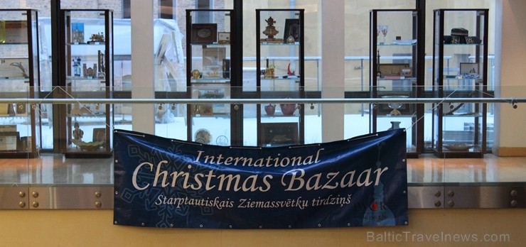 Jau 22. reizi Rīgā norisinājies tradicionālais ārzemju vēstniecību labdarības Ziemassvētku tirgus, kurā piedalījušās vairāk kā 30 ārvalstu vēstniecība 241499