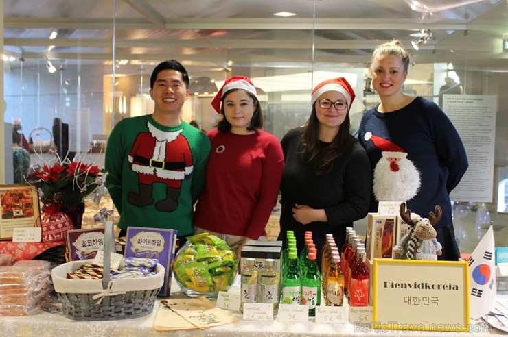 Jau 22. reizi Rīgā norisinājies tradicionālais ārzemju vēstniecību labdarības Ziemassvētku tirgus, kurā piedalījušās vairāk kā 30 ārvalstu vēstniecība 241511