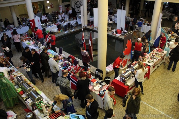 Jau 22. reizi Rīgā norisinājies tradicionālais ārzemju vēstniecību labdarības Ziemassvētku tirgus, kurā piedalījušās vairāk kā 30 ārvalstu vēstniecība 241512