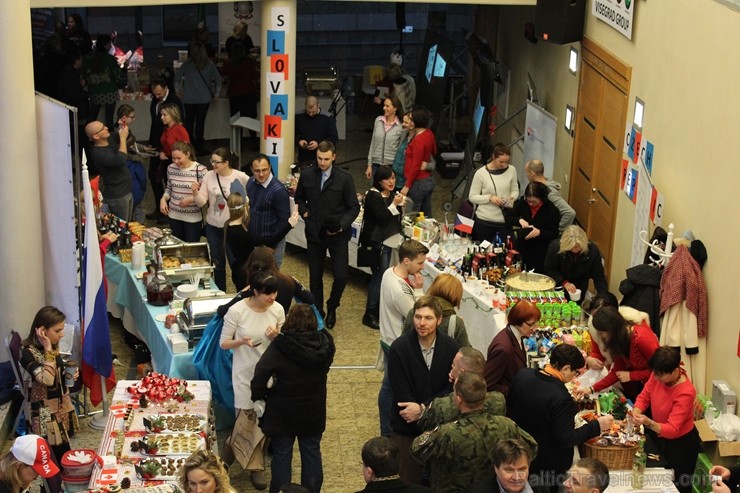Jau 22. reizi Rīgā norisinājies tradicionālais ārzemju vēstniecību labdarības Ziemassvētku tirgus, kurā piedalījušās vairāk kā 30 ārvalstu vēstniecība 241513