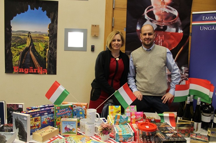 Jau 22. reizi Rīgā norisinājies tradicionālais ārzemju vēstniecību labdarības Ziemassvētku tirgus, kurā piedalījušās vairāk kā 30 ārvalstu vēstniecība 241519