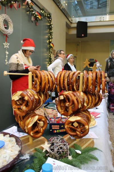 Jau 22. reizi Rīgā norisinājies tradicionālais ārzemju vēstniecību labdarības Ziemassvētku tirgus, kurā piedalījušās vairāk kā 30 ārvalstu vēstniecība 241520