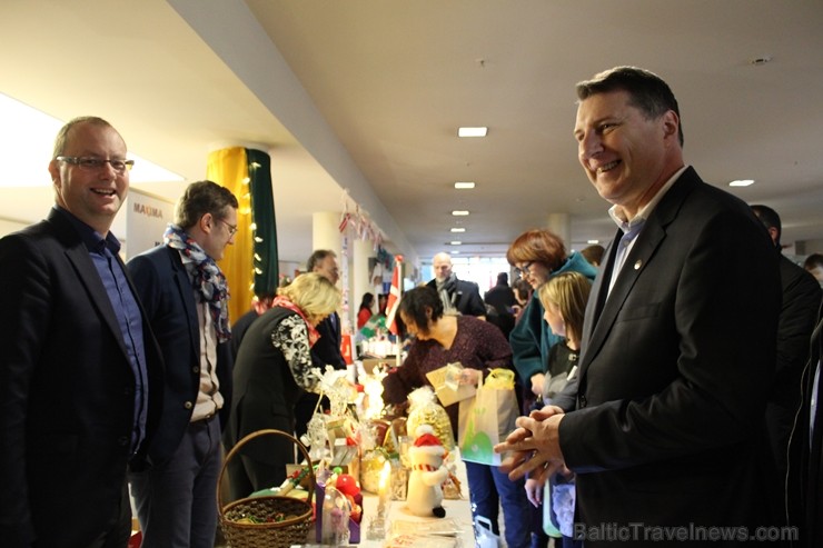 Jau 22. reizi Rīgā norisinājies tradicionālais ārzemju vēstniecību labdarības Ziemassvētku tirgus, kurā piedalījušās vairāk kā 30 ārvalstu vēstniecība 241522