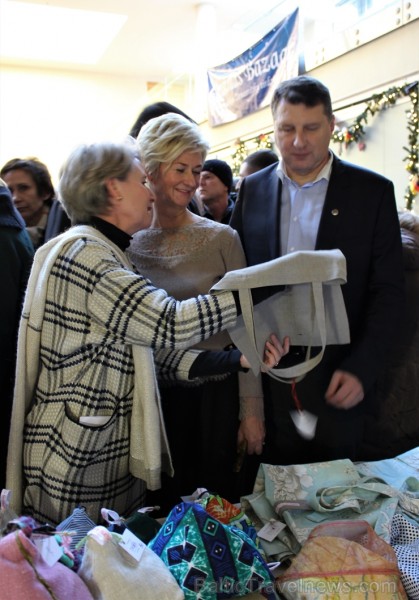 Jau 22. reizi Rīgā norisinājies tradicionālais ārzemju vēstniecību labdarības Ziemassvētku tirgus, kurā piedalījušās vairāk kā 30 ārvalstu vēstniecība 241528