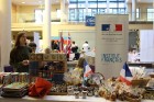 Jau 22. reizi Rīgā norisinājies tradicionālais ārzemju vēstniecību labdarības Ziemassvētku tirgus, kurā piedalījušās vairāk kā 30 ārvalstu vēstniecība 18