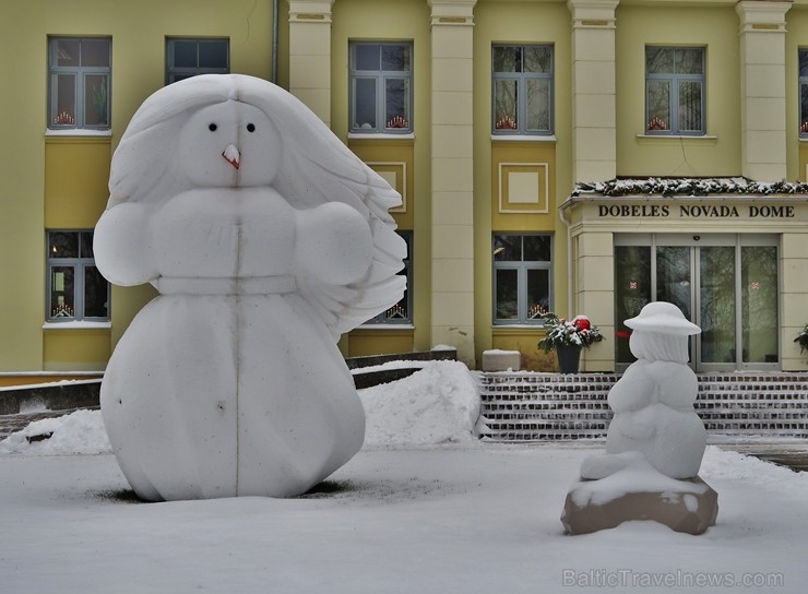 Šoziem Dobeles Sniegavīru saieta tēma ir Latvijas simtgade un tautas varonis - Lāčplēsis. Dobeles laukumos var satikt Melno bruņinieku, Spīdalu, Laimd 241894