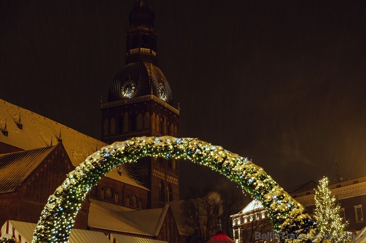 Vecrīgā un Ziemassvētku tirdziņā Doma laukumā noritēja latviska saulgriežu svinēšana ar dziesmām, bluķa vilkšanu un jautrām izdarībām 242060