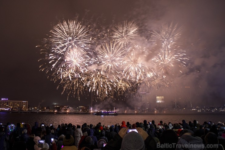 Rīgā par iedzīvotāju iecienītu tradīciju ir kļuvusi Jaunā gada sagaidīšana 11. novembra krastmalā. Šoreiz gadu mijas pasākumi krastmalā pulcēja apmēra 242225