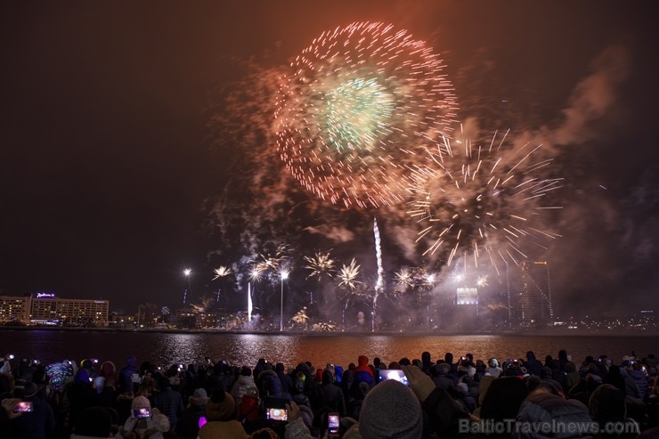 Rīgā par iedzīvotāju iecienītu tradīciju ir kļuvusi Jaunā gada sagaidīšana 11. novembra krastmalā. Šoreiz gadu mijas pasākumi krastmalā pulcēja apmēra 242230