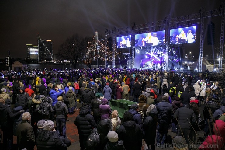 Rīgā par iedzīvotāju iecienītu tradīciju ir kļuvusi Jaunā gada sagaidīšana 11. novembra krastmalā. Šoreiz gadu mijas pasākumi krastmalā pulcēja apmēra 242239