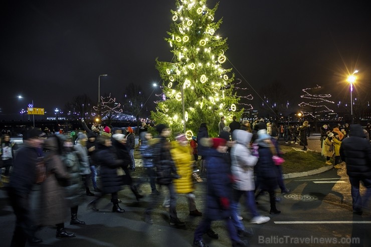 Rīgā par iedzīvotāju iecienītu tradīciju ir kļuvusi Jaunā gada sagaidīšana 11. novembra krastmalā. Šoreiz gadu mijas pasākumi krastmalā pulcēja apmēra 242240