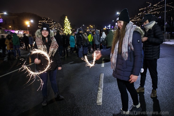 Rīgā par iedzīvotāju iecienītu tradīciju ir kļuvusi Jaunā gada sagaidīšana 11. novembra krastmalā. Šoreiz gadu mijas pasākumi krastmalā pulcēja apmēra 242241