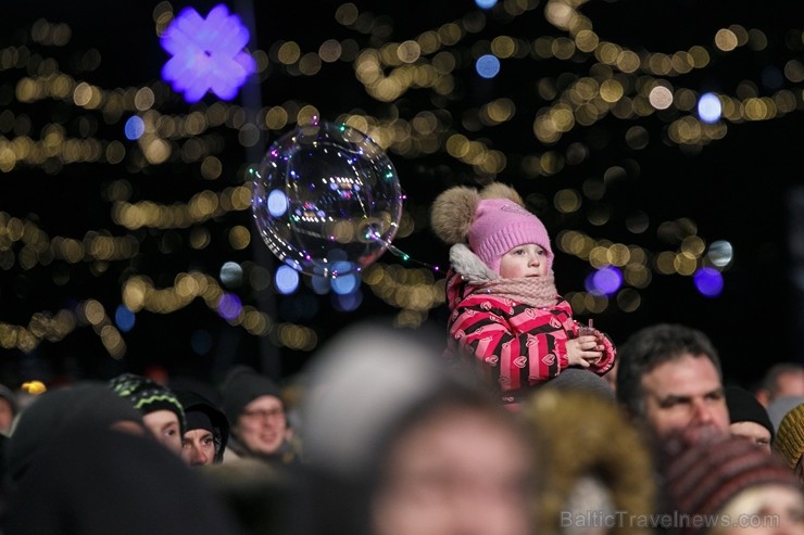 Rīgā par iedzīvotāju iecienītu tradīciju ir kļuvusi Jaunā gada sagaidīšana 11. novembra krastmalā. Šoreiz gadu mijas pasākumi krastmalā pulcēja apmēra 242243