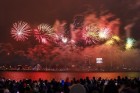 Rīgā par iedzīvotāju iecienītu tradīciju ir kļuvusi Jaunā gada sagaidīšana 11. novembra krastmalā. Šoreiz gadu mijas pasākumi krastmalā pulcēja apmēra 1