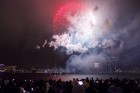 Rīgā par iedzīvotāju iecienītu tradīciju ir kļuvusi Jaunā gada sagaidīšana 11. novembra krastmalā. Šoreiz gadu mijas pasākumi krastmalā pulcēja apmēra 9