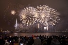 Rīgā par iedzīvotāju iecienītu tradīciju ir kļuvusi Jaunā gada sagaidīšana 11. novembra krastmalā. Šoreiz gadu mijas pasākumi krastmalā pulcēja apmēra 11