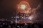 Rīgā par iedzīvotāju iecienītu tradīciju ir kļuvusi Jaunā gada sagaidīšana 11. novembra krastmalā. Šoreiz gadu mijas pasākumi krastmalā pulcēja apmēra 13