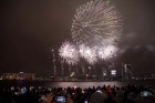 Rīgā par iedzīvotāju iecienītu tradīciju ir kļuvusi Jaunā gada sagaidīšana 11. novembra krastmalā. Šoreiz gadu mijas pasākumi krastmalā pulcēja apmēra 14