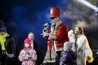 Rīgā par iedzīvotāju iecienītu tradīciju ir kļuvusi Jaunā gada sagaidīšana 11. novembra krastmalā. Šoreiz gadu mijas pasākumi krastmalā pulcēja apmēra 20