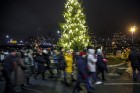 Rīgā par iedzīvotāju iecienītu tradīciju ir kļuvusi Jaunā gada sagaidīšana 11. novembra krastmalā. Šoreiz gadu mijas pasākumi krastmalā pulcēja apmēra 23