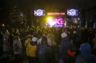 Rīgā par iedzīvotāju iecienītu tradīciju ir kļuvusi Jaunā gada sagaidīšana 11. novembra krastmalā. Šoreiz gadu mijas pasākumi krastmalā pulcēja apmēra 27