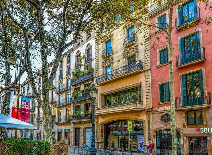 Barselona ir Vidusjūras piekrastes pērle, kas apvieno romiešu arhitektūras pieminekļus, viduslaiku ielas un kvartālus, lieliskas modernisma laikmeta ē 243305