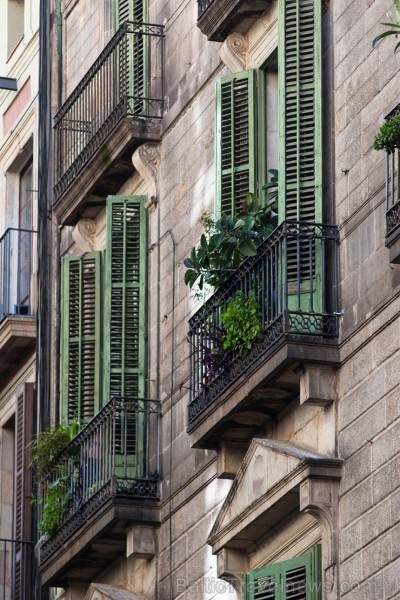 Barselona ir Vidusjūras piekrastes pērle, kas apvieno romiešu arhitektūras pieminekļus, viduslaiku ielas un kvartālus, lieliskas modernisma laikmeta ē 243314