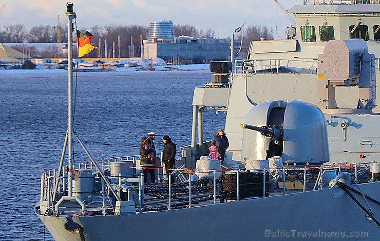 Rīgā atzīmē barikāžu aizstāvju atceres dienu 243600