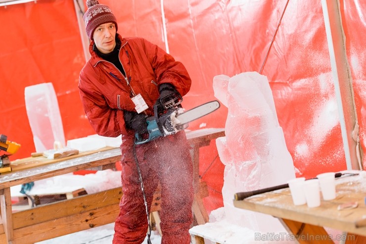 Jelgavā sākas Starptautiskā Ledus skulptūru festivāla konkurss un tēlnieki, katrs no viena 100x50x25 centimetrus liela un 120 kilogramus smaga ledus b 244612