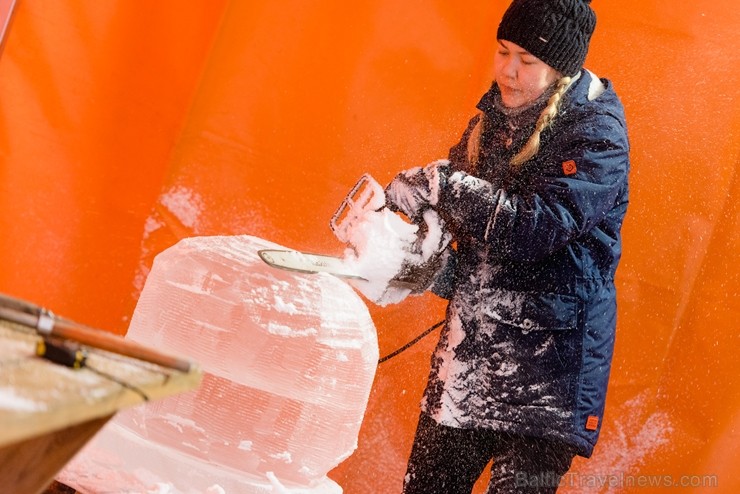 Jelgavā sākas Starptautiskā Ledus skulptūru festivāla konkurss un tēlnieki, katrs no viena 100x50x25 centimetrus liela un 120 kilogramus smaga ledus b 244614
