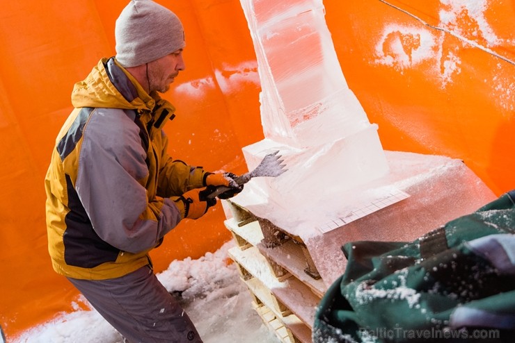 Jelgavā sākas Starptautiskā Ledus skulptūru festivāla konkurss un tēlnieki, katrs no viena 100x50x25 centimetrus liela un 120 kilogramus smaga ledus b 244616