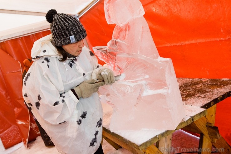 Jelgavā sākas Starptautiskā Ledus skulptūru festivāla konkurss un tēlnieki, katrs no viena 100x50x25 centimetrus liela un 120 kilogramus smaga ledus b 244617