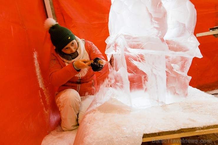 Jelgavā sākas Starptautiskā Ledus skulptūru festivāla konkurss un tēlnieki, katrs no viena 100x50x25 centimetrus liela un 120 kilogramus smaga ledus b 244618
