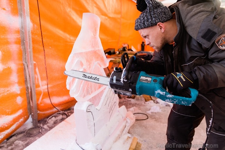 Jelgavā sākas Starptautiskā Ledus skulptūru festivāla konkurss un tēlnieki, katrs no viena 100x50x25 centimetrus liela un 120 kilogramus smaga ledus b 244619