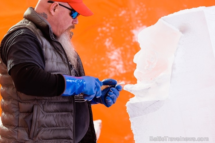 Jelgavā sākas Starptautiskā Ledus skulptūru festivāla konkurss un tēlnieki, katrs no viena 100x50x25 centimetrus liela un 120 kilogramus smaga ledus b 244620