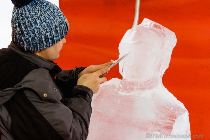 Jelgavā sākas Starptautiskā Ledus skulptūru festivāla konkurss un tēlnieki, katrs no viena 100x50x25 centimetrus liela un 120 kilogramus smaga ledus b 244624