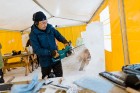 Jelgavā sākas Starptautiskā Ledus skulptūru festivāla konkurss un tēlnieki, katrs no viena 100x50x25 centimetrus liela un 120 kilogramus smaga ledus b 2