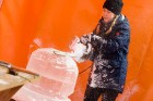 Jelgavā sākas Starptautiskā Ledus skulptūru festivāla konkurss un tēlnieki, katrs no viena 100x50x25 centimetrus liela un 120 kilogramus smaga ledus b 6