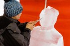 Jelgavā sākas Starptautiskā Ledus skulptūru festivāla konkurss un tēlnieki, katrs no viena 100x50x25 centimetrus liela un 120 kilogramus smaga ledus b 1