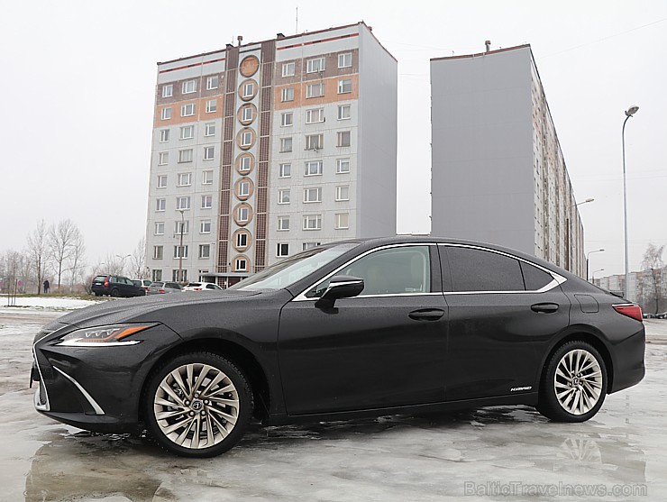 Travelnews.lv apceļo Pierīgu ar jauno priekšpiedziņas «Lexus ES 300h Luxury» 245899
