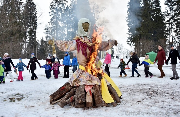 Kopā ar folkloristiem un latvisko tradīciju zinātājiem Alūksnē svinēja Meteņdienu, ejot rotaļās, lieloties, ēdot cūkas šņukuru, vizinoties no kalna un 245960